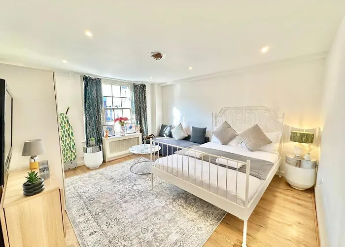 Park Lane Beautiful Studio Apartment