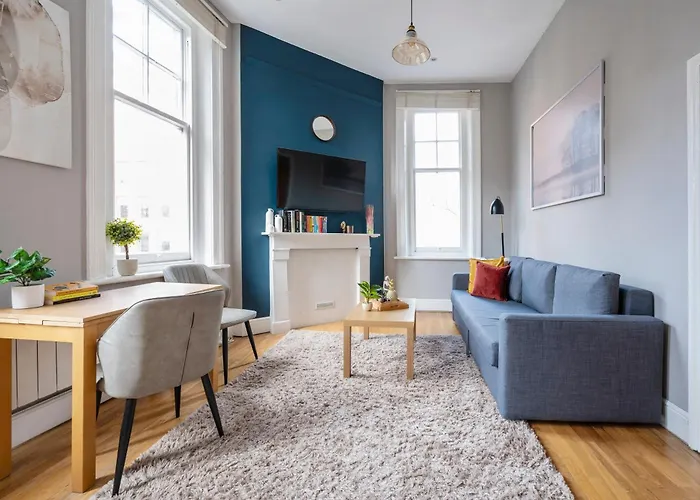 Sunny Corner Apartment In Center Of London