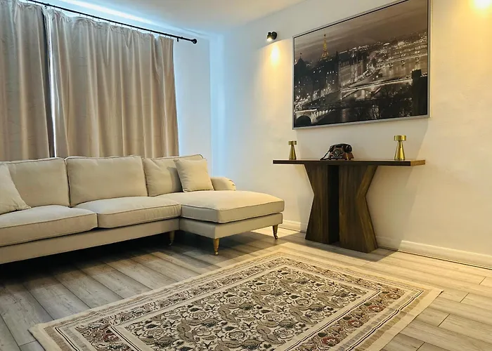 Entire 2-Bedroom Flat Close To Hyde Park, Paddington Station, Bayswater And Queensway Station