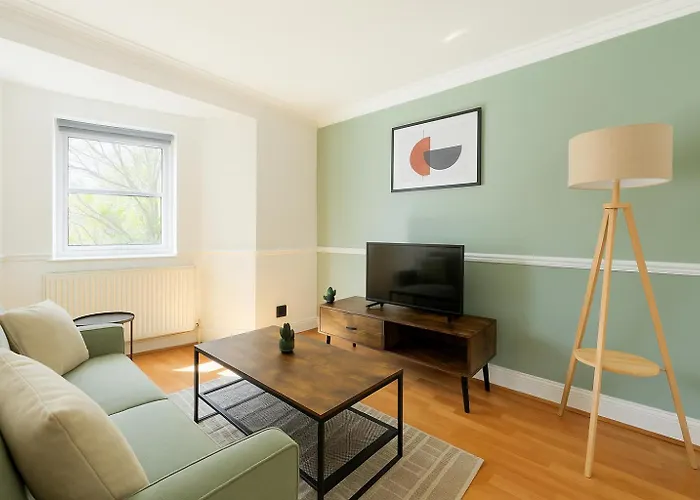 Modern Flat With Classic Charm - Goldhawk