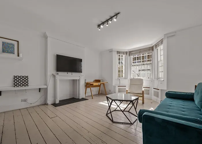Chelsea 1-Bed Flat With Patio