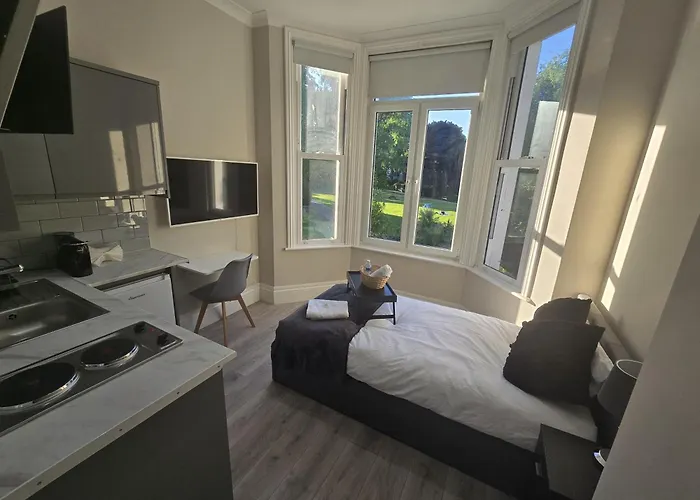 Central, 3 Minute Walk From Nearest Tube
