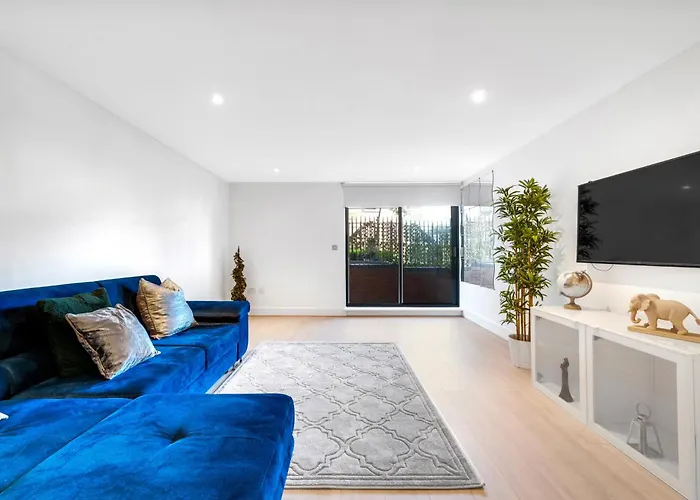 Modern 2-Bedroom Apartment River View, Near Canary Wharf, O2 Arena & Excel - Excellent Transport Links