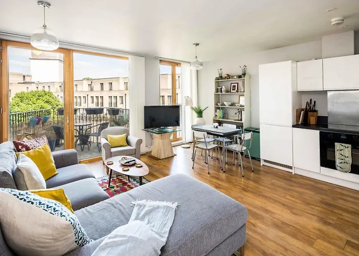 Shiny & Comfy Stay With Underground Links Nearby!