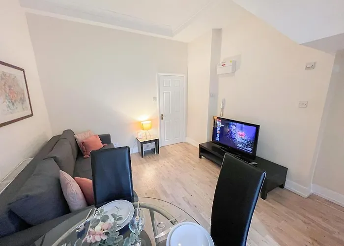 1-Bedroom Flat With Small Garden & Paid Parking In Finsbury Park, Highbury