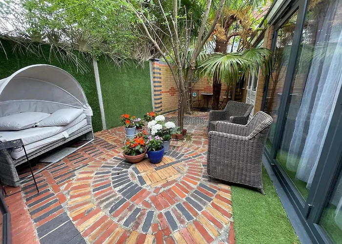 Luxe 4 Bedroom House With 4 Bathrooms - Elizabeth Line & Acton Central Stations At Walking Distance