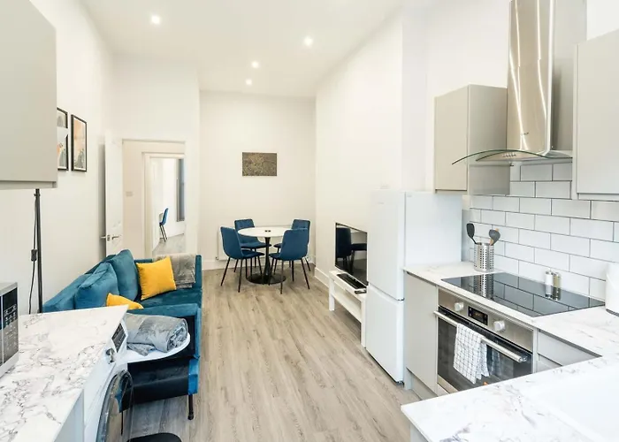 Modern 2B Home With Private Backyard & Fast Wifi