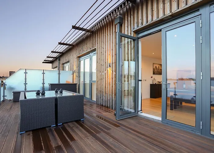 2-Bedroom Penthouse In Canada Water With Balcony