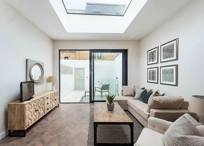 Modern, Bright & Elegant 3 Bed Fulham Maisonette