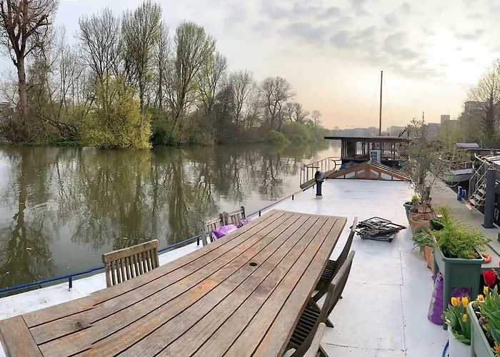 The Bush Houseboat - Kew Bridge Gardens, London