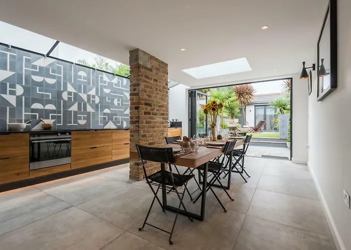 Beautiful Chiswick Home With Garden