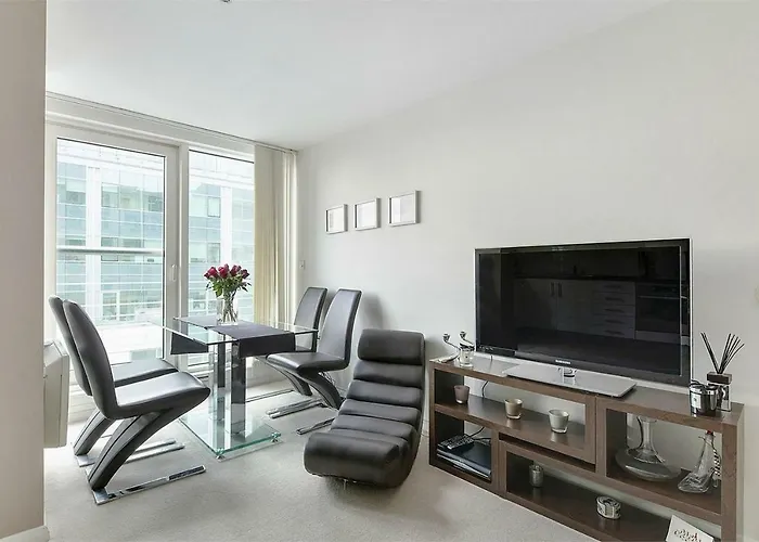 Zone 1 Riverside Apartment -St George Wharf