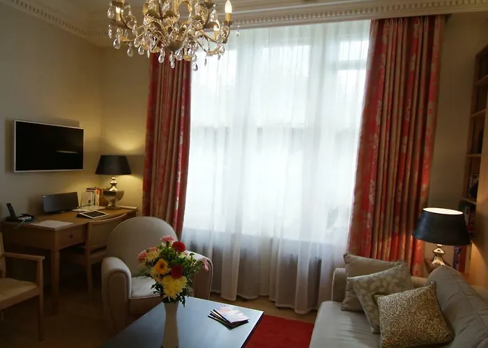 Chelsea: Exceptional 1Br W/Views Of The River Thames & Battersea Park
