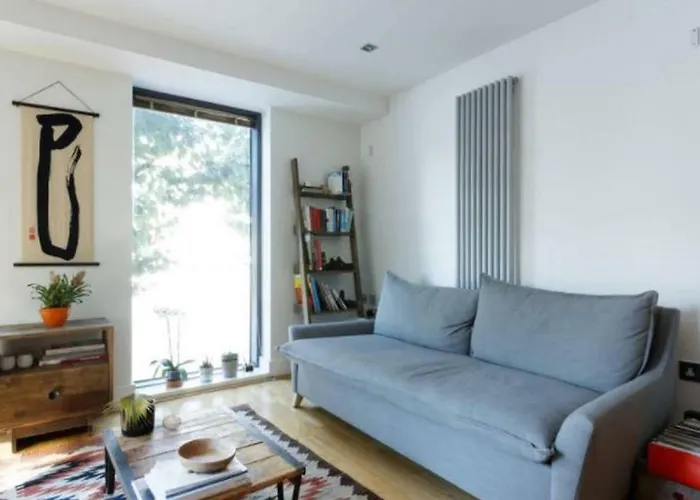 Peaceful Modern 2 Bedroom Flat With Water Views