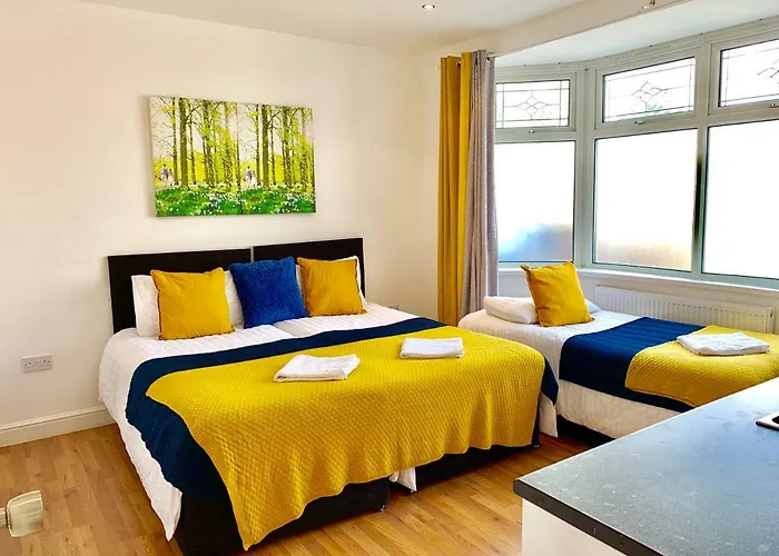 4 Bedrooms, 3 Baths, Full Kitchen And Lounge, Garden, Free Parking