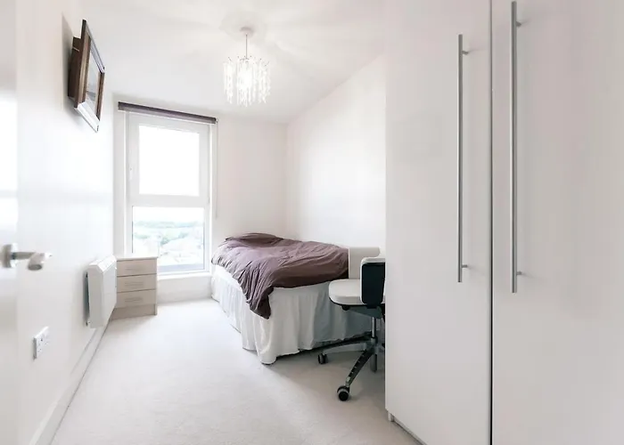 Chelsea / Imperial Wharf - Bright, Modern, Sunset View Apartment