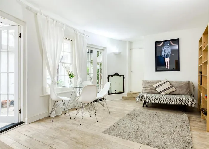 2Bed W/ Covered Patio, 5 Mins To Paddington Stn