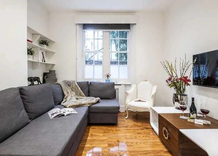Bright Warwick Chambers Apartment