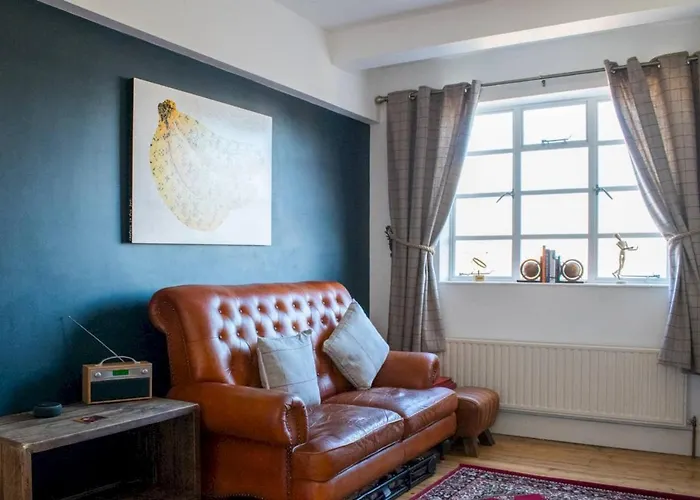 Beautifully Decorated Contemporary 2 Bedroom Flat