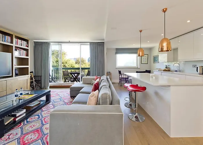 Bright 2-Bed Apartment In Fashionable Chelsea