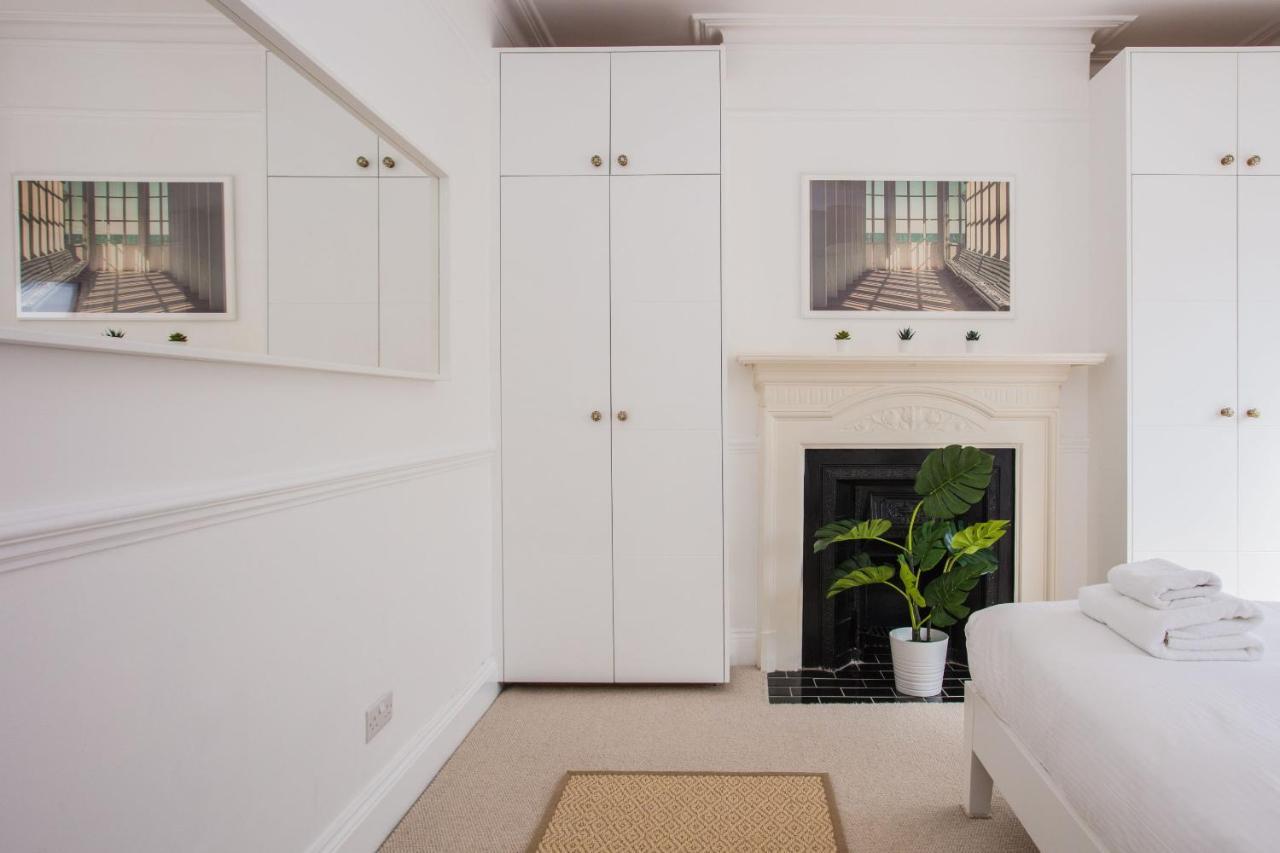 Stylish & Modern 3 Bed Flat In Nw With Garden London