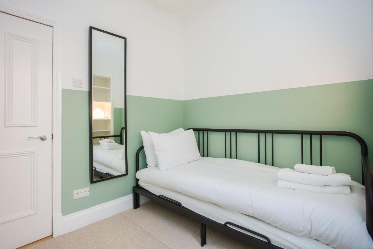 Stylish & Modern 3 Bed Flat In Nw With Garden *