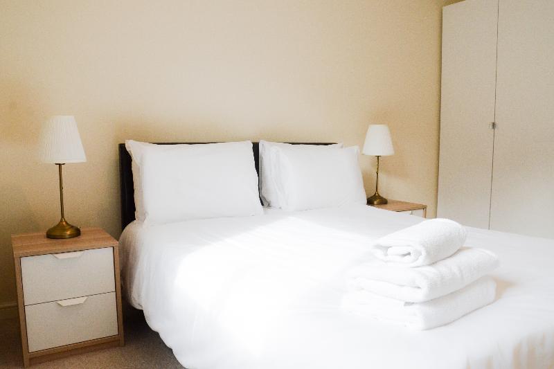 Oyo 139 Meridian Place 2 Bed London