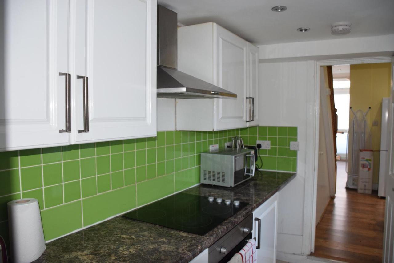 Three Bedroom House Lancaster Road Ferienhaus London