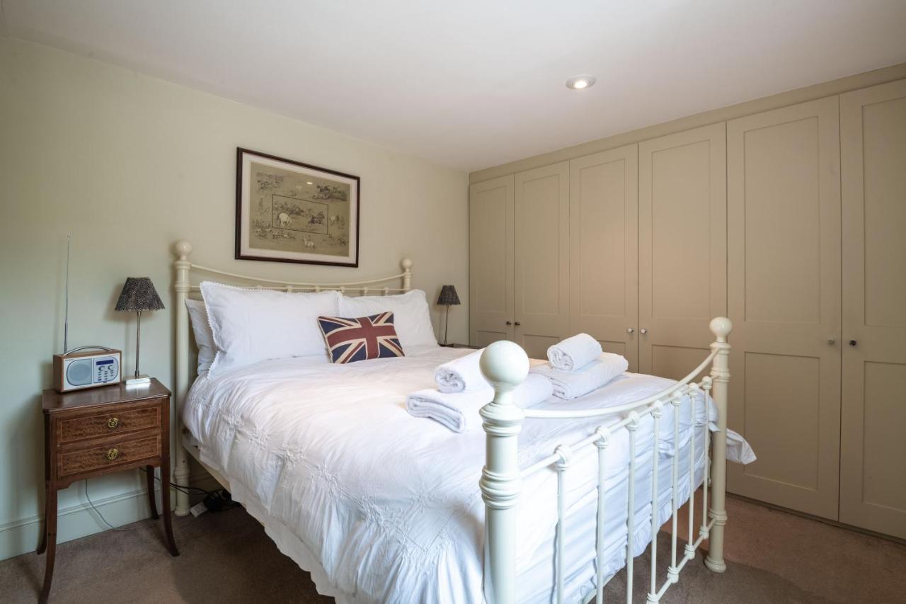 Traditional Fulham Close To The River Thames By Underthedoormat Apartment London
