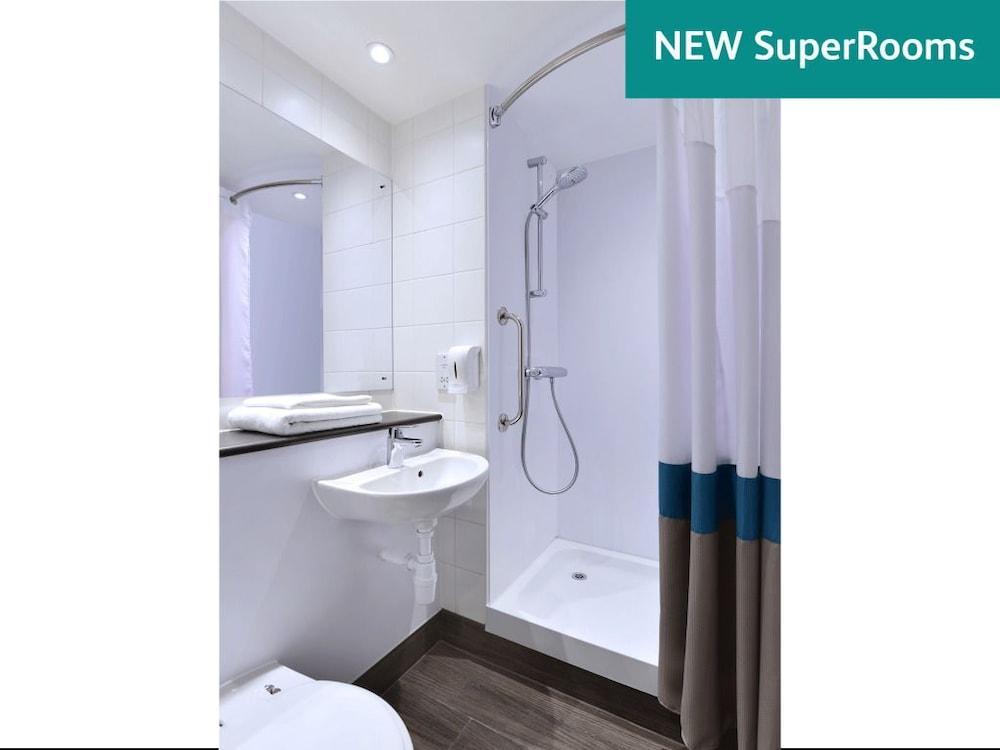 Travelodge Airport 3* London