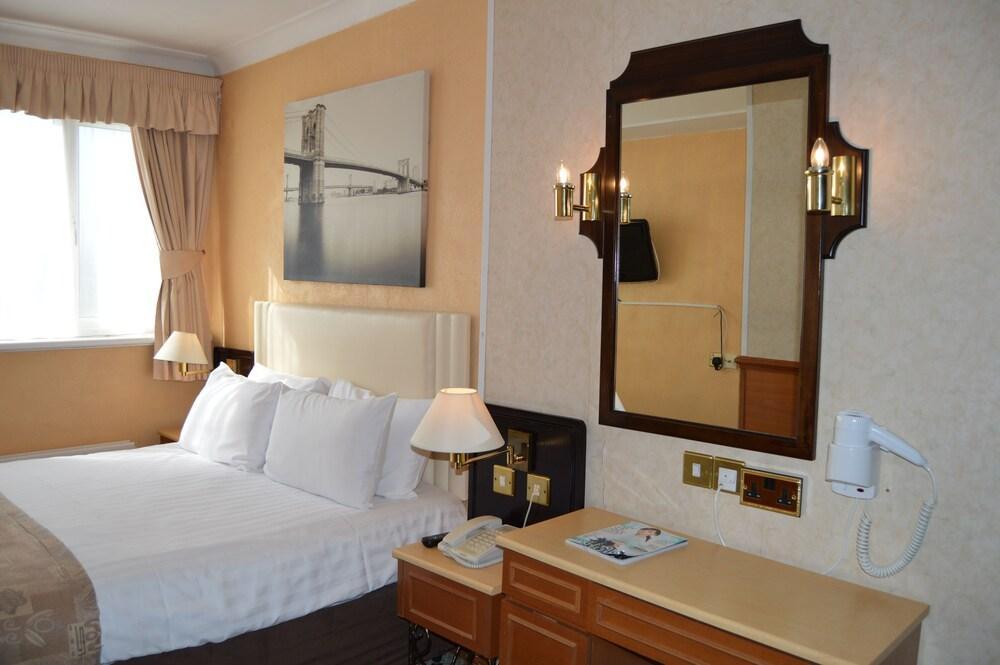 Holiday Villa Hotel