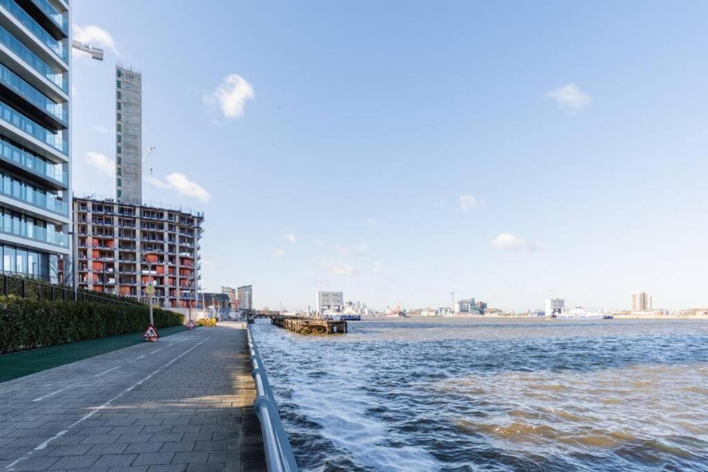 Apartment Luxury River Side Penthouse London