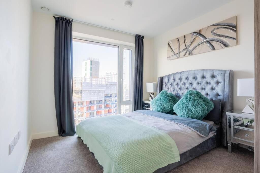 Luxury River Side Penthouse * London