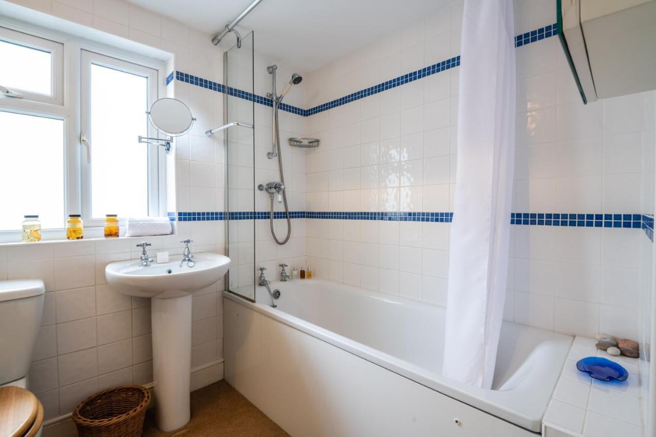 Traditional Fulham Close To The River Thames By Underthedoormat London