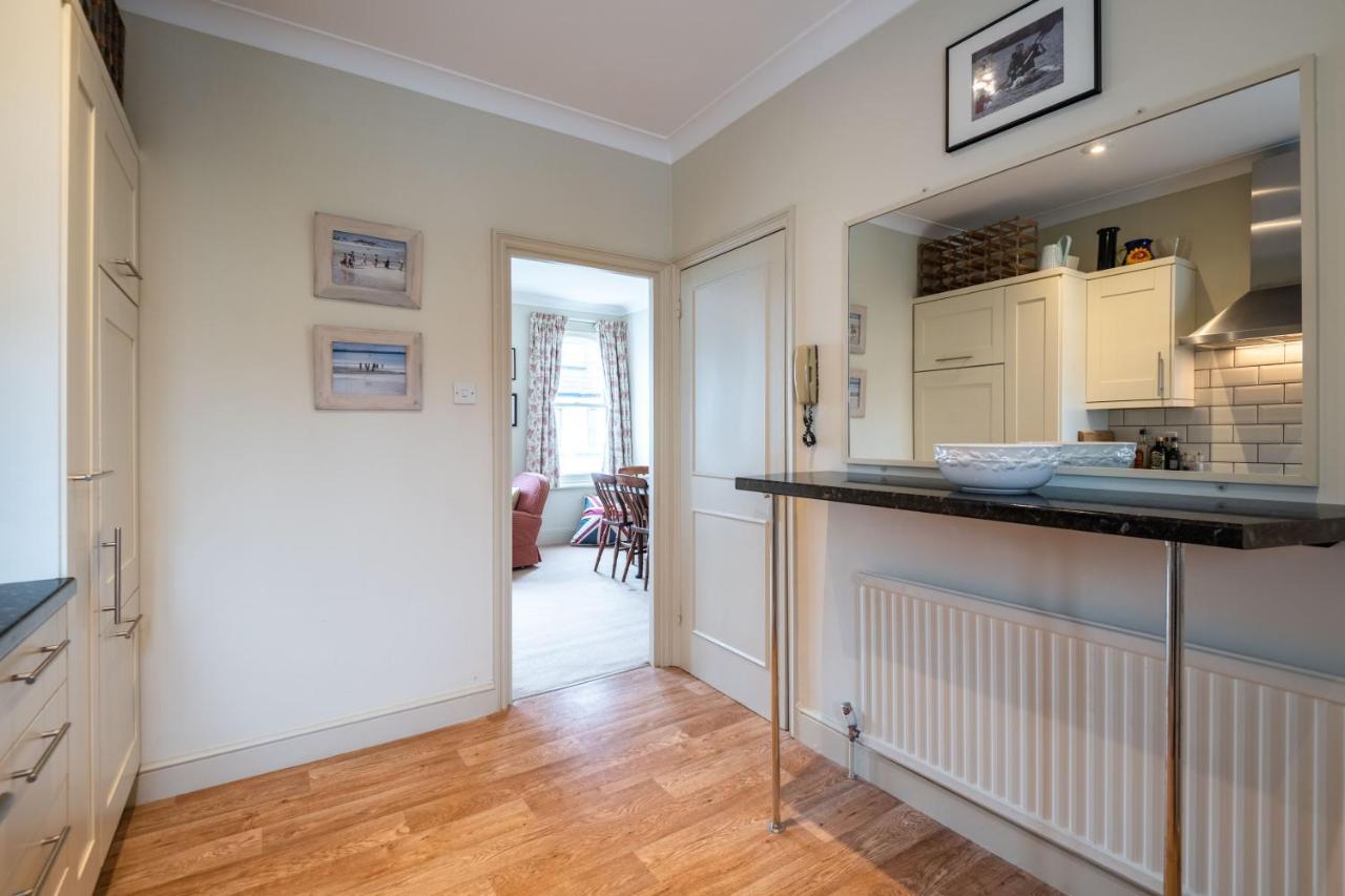 Traditional Fulham Close To The River Thames By Underthedoormat Apartment London