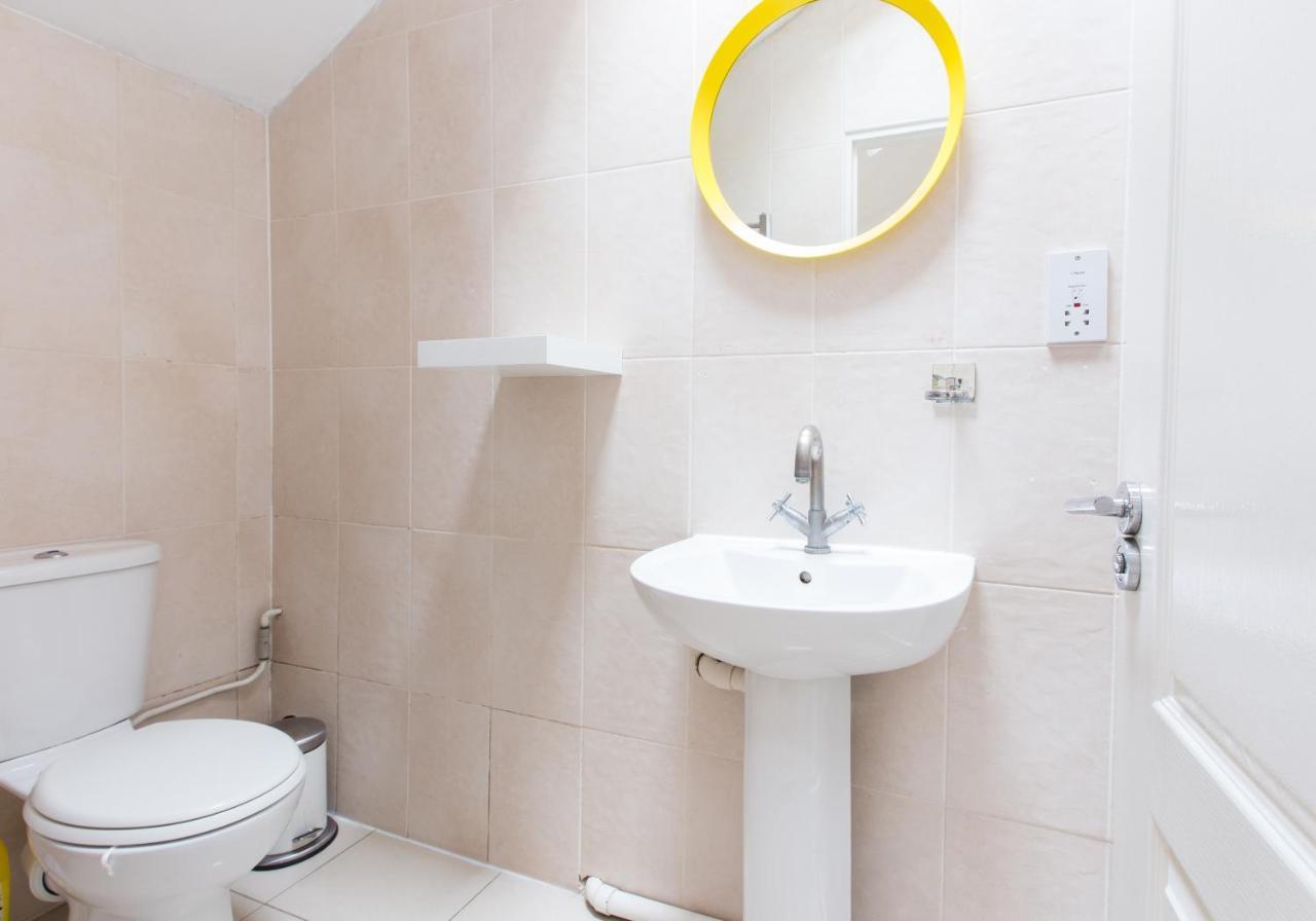 Tooting Broadway & By Dc Guest house London