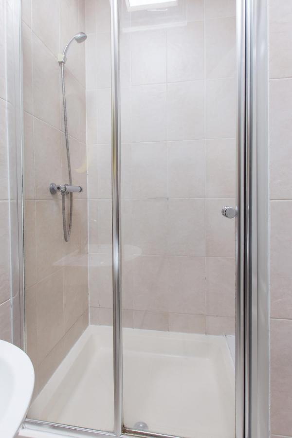Tooting Broadway & By Dc Guest house London
