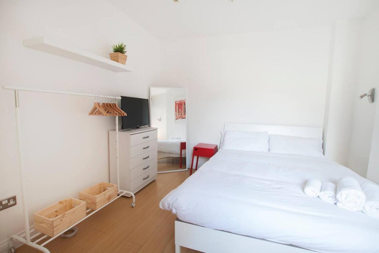 Tooting Broadway & By Dc Guest house London