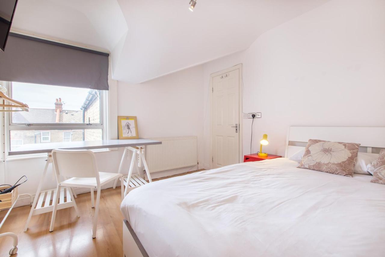 Tooting Broadway & By Dc Guest house London