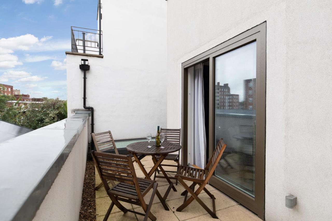 - Luxury And Spacious With Balcony Apartment London
