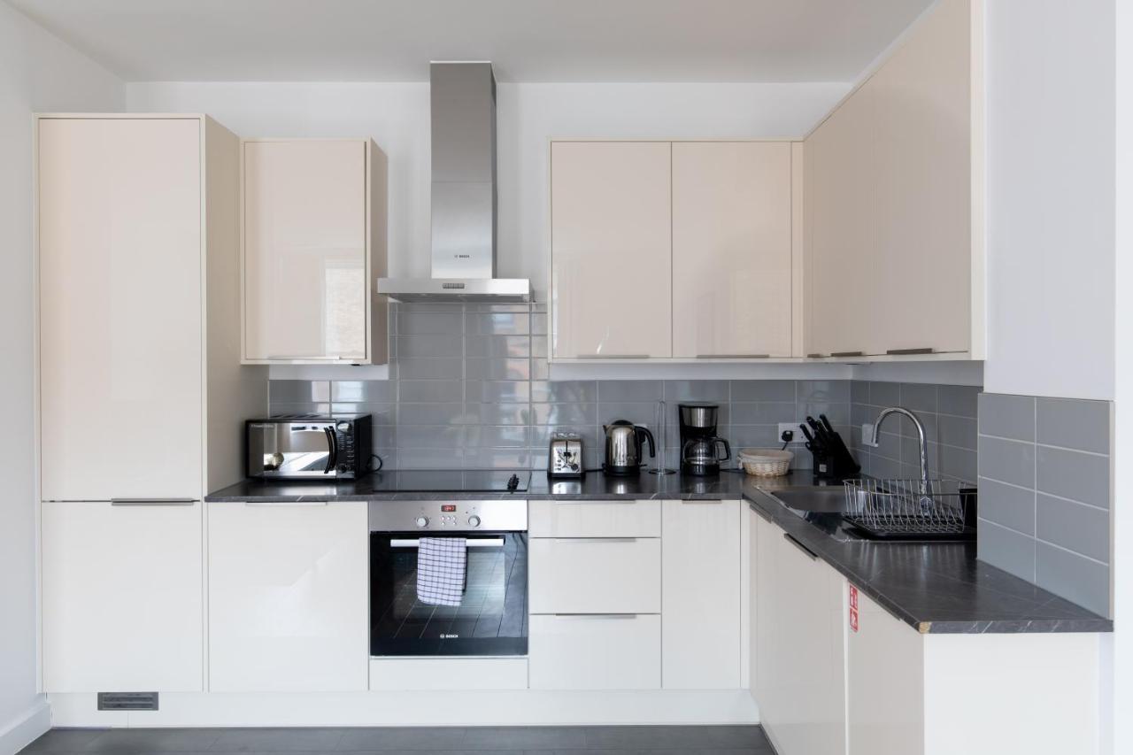 - Luxury And Spacious With Balcony Apartment London