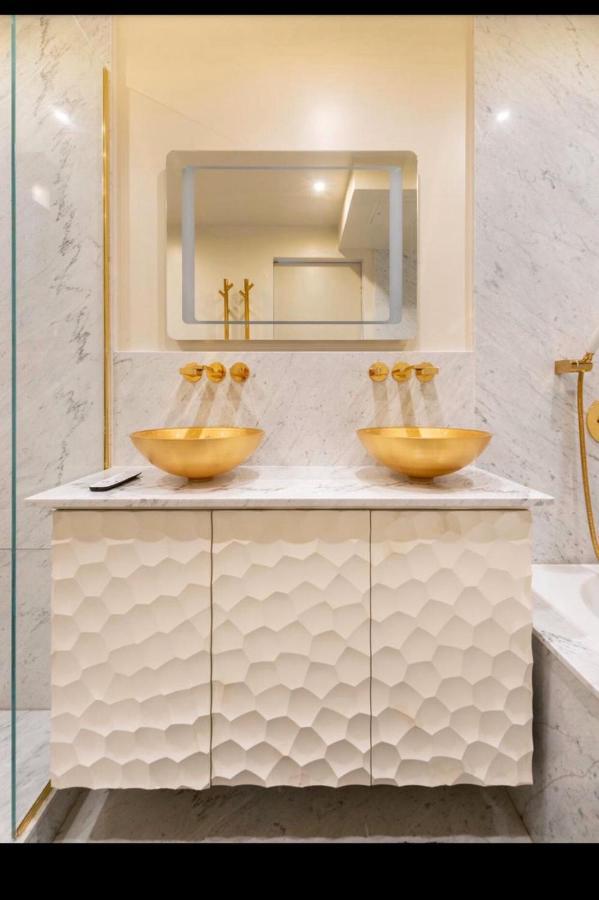 Berkeley Square Apartment *