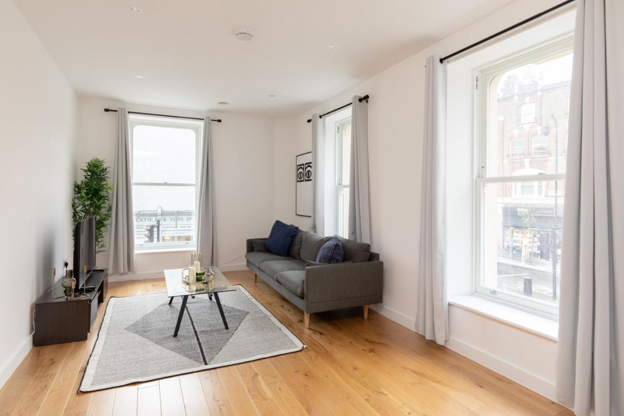 - Luxury And Spacious With Balcony London