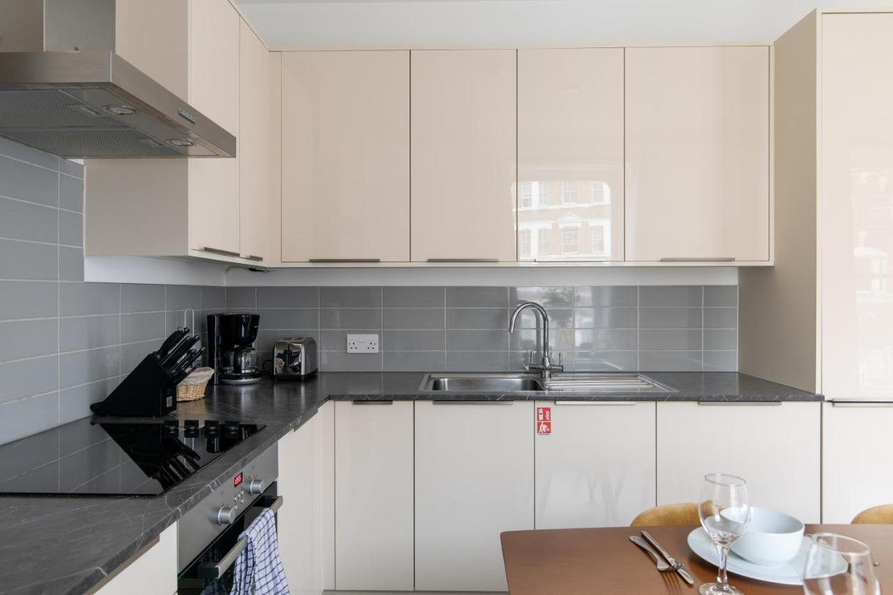 - Luxury And Spacious With Balcony Apartment London