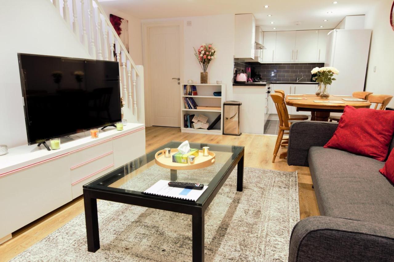 Stylish 2 Bedroom In The Heart Of Greenwich Apartment