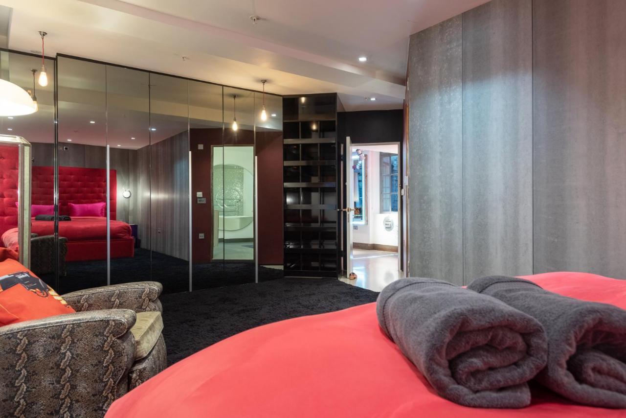 Amazingly Luxurious Loft Apartment, Soho - 3 Bedrooms, 2 Bath & Office * London