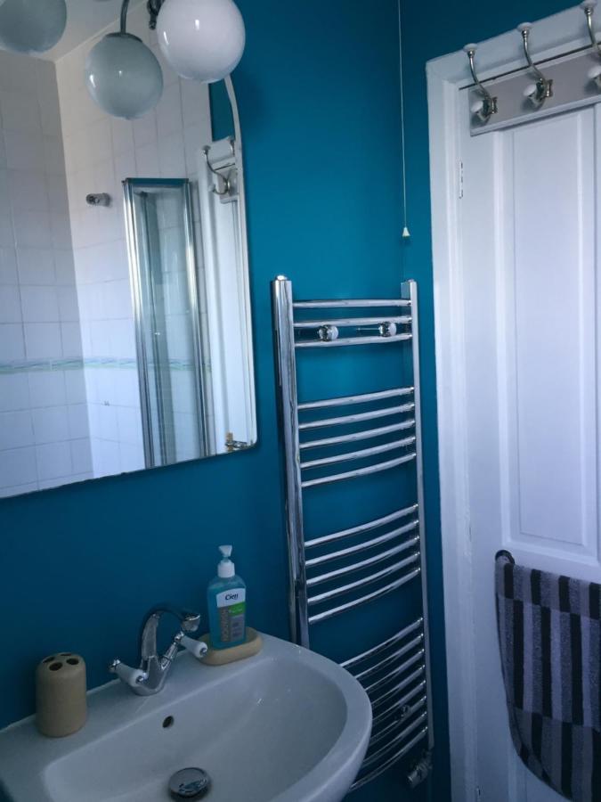 Lovely Three Bedroomed House, Parking 2 Cars Holiday home London