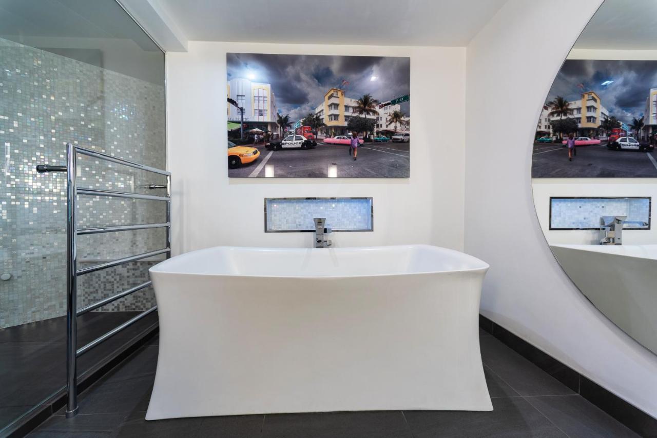 Amazingly Luxurious Loft Apartment, Soho - 3 Bedrooms, 2 Bath & Office Apartment London