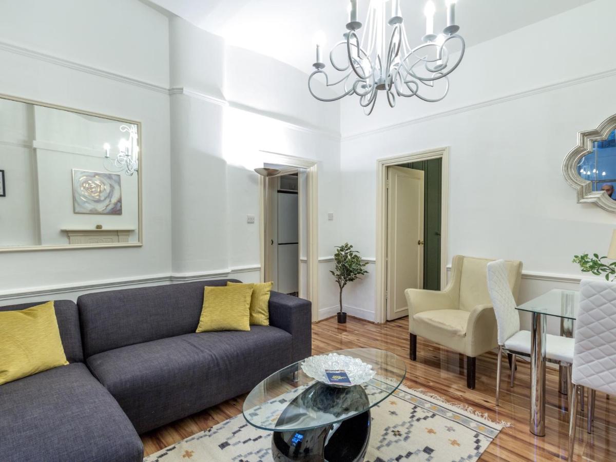Comfortable One Bed In Central Apartment *