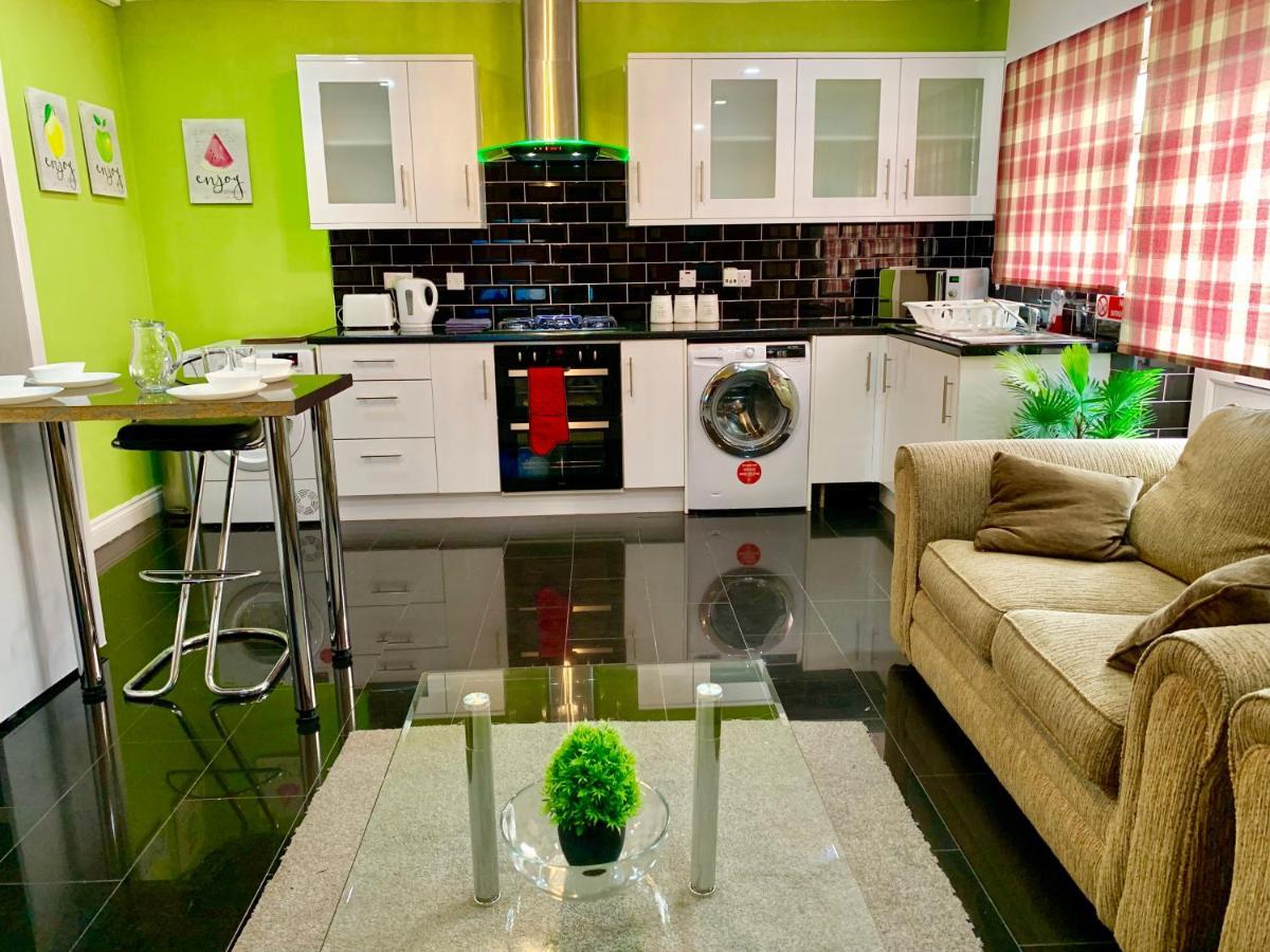 4 Bedrooms, 3 Baths, Full Kitchen And Lounge, Garden, Free Parking Apartment *